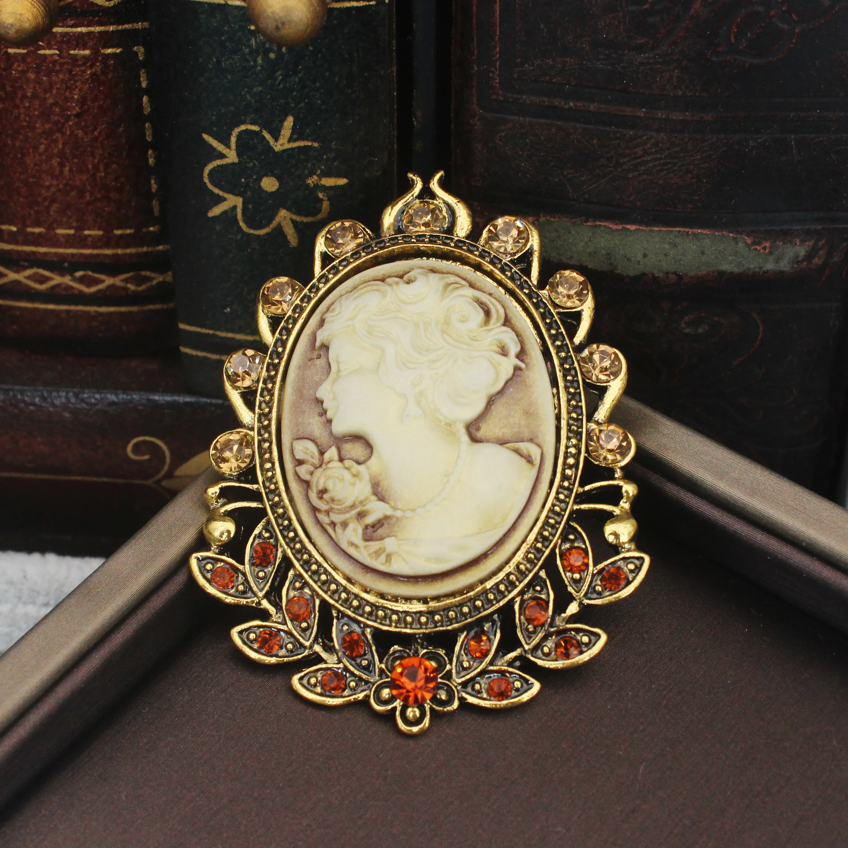 Crystal Rhinestones Cameo Vintage Brooches for Women Queen\'s Cameo Beauty Head Brooch Pin Clothing Accessories Girls Gifts