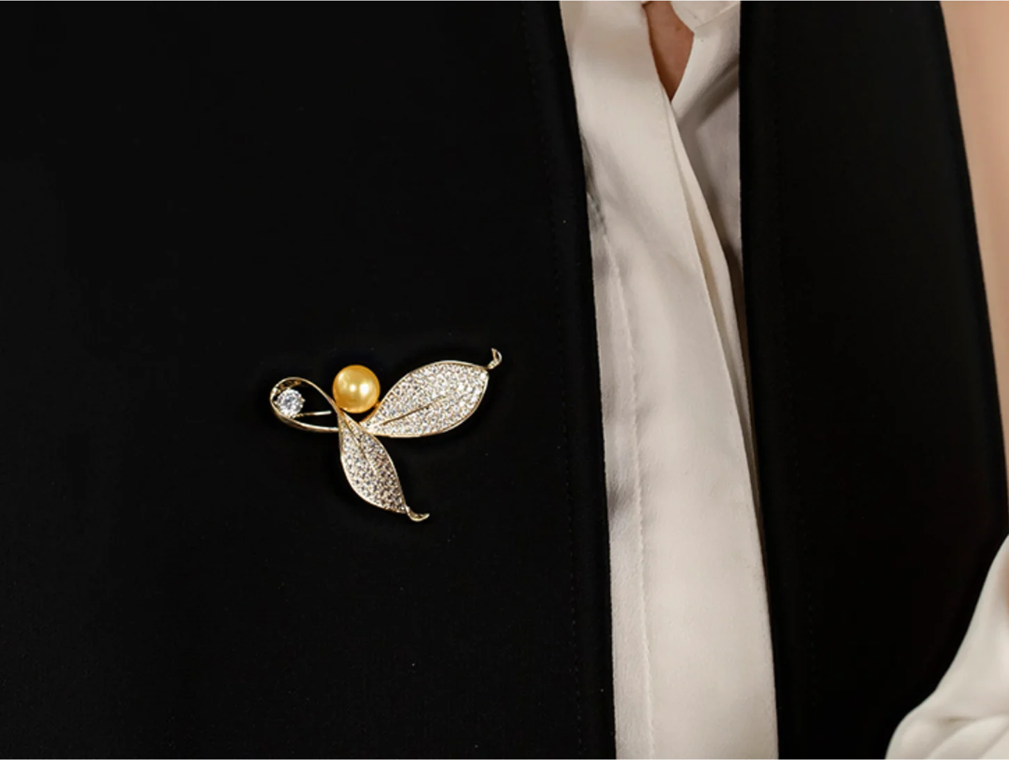 2023 new style daffodil pearl personality luxury copper Zircon Lapel pins Women's brooch fashion jewelry