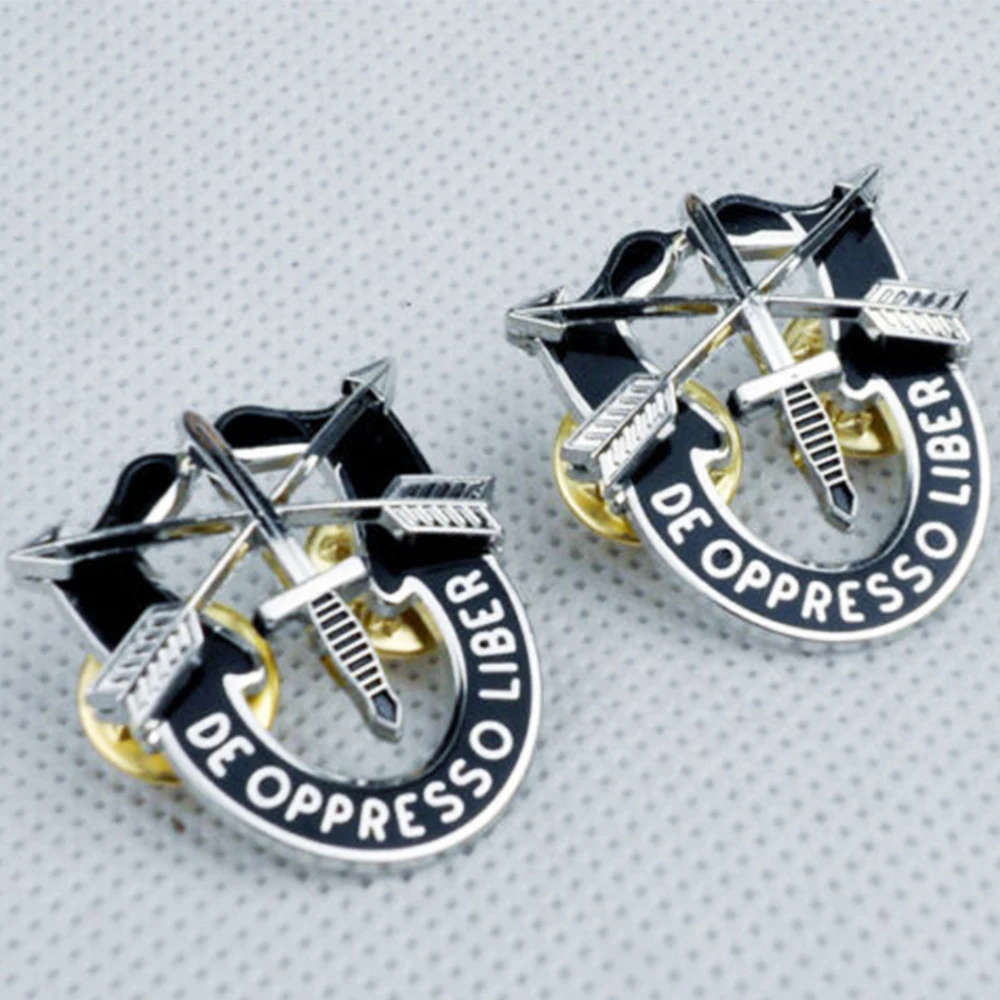 

PAIR US SPECIAL FORCES SF HAT PIN MOTTO DE OPPRESSO LIBER METAL BADGE COCKADE