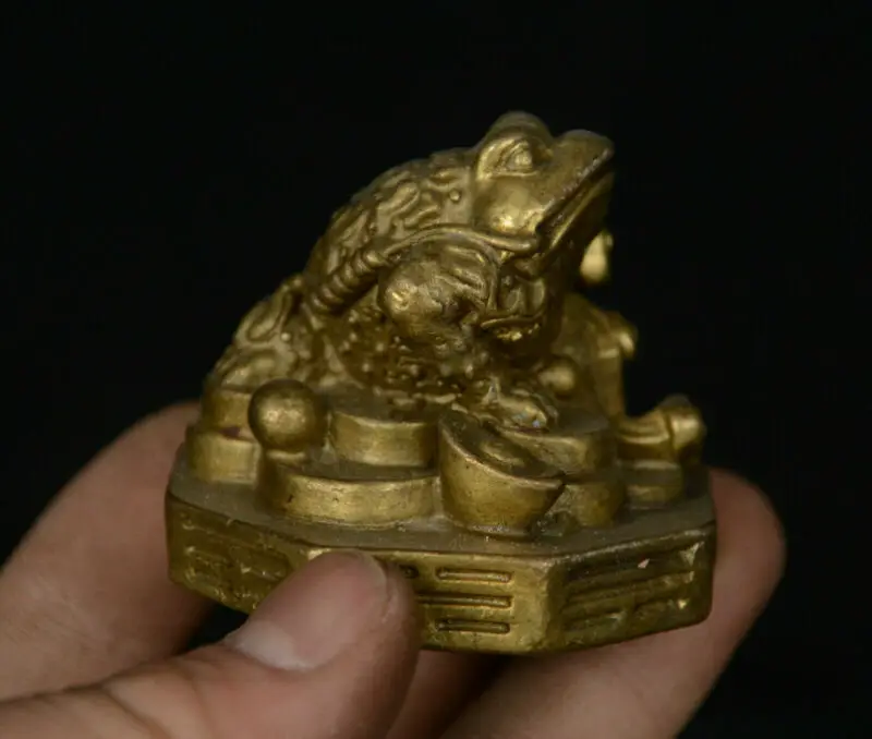 China Copper Brass Fengshui Animal Golden Toad Spittor Ruyi Yuan Bao Coin Statue Collection Ornaments Statues for Decoration