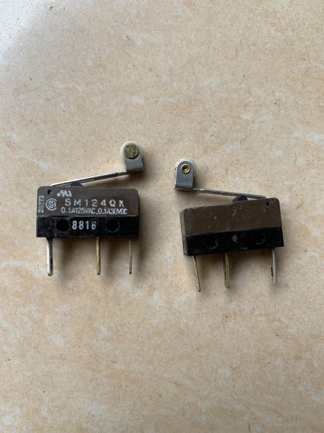 

Оригинальный новый микропереключатель 100% SM124QK с роликом 0,1A125VAC 3pin