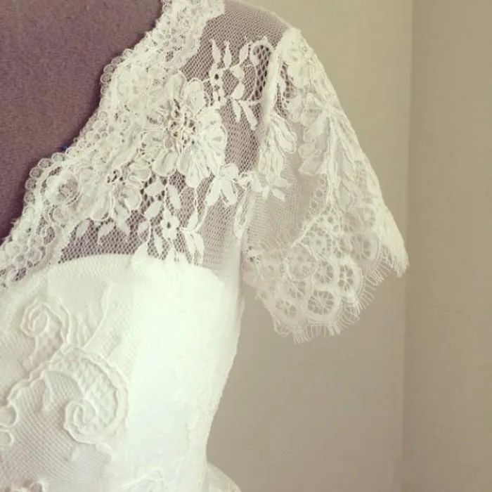 2025 Elegant Lace A Line V คอสั้นแขนสั้นชุดแต่งงานพลัสขนาดฤดูร้อน Beach ชุดเจ้าสาว Robe De Mariage