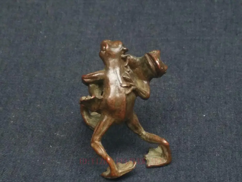 

YIZHU CULTUER ART Collection Old China Bronze Carving Lovely Frog Statue Pendant Family Decoration Gift