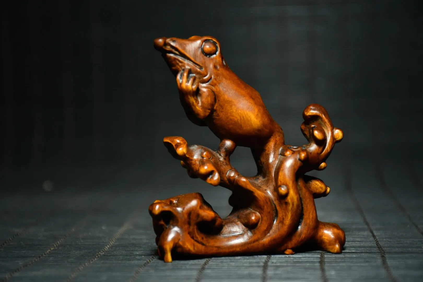 

3"Tibetan Temple Collection Old Boxwood Hand-carved Frog statue Frog jumping Jin Chan rich and honorable Town House Exorcism