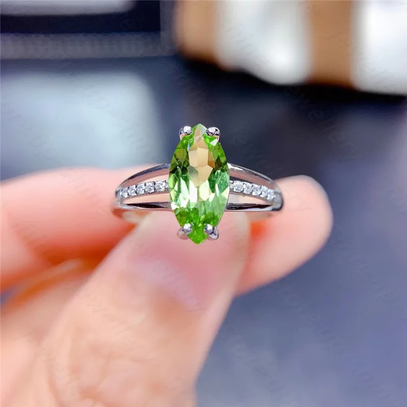 

The new 925 silver inlaid natural peridot ring women's ring, the atmosphere is noble and elegant