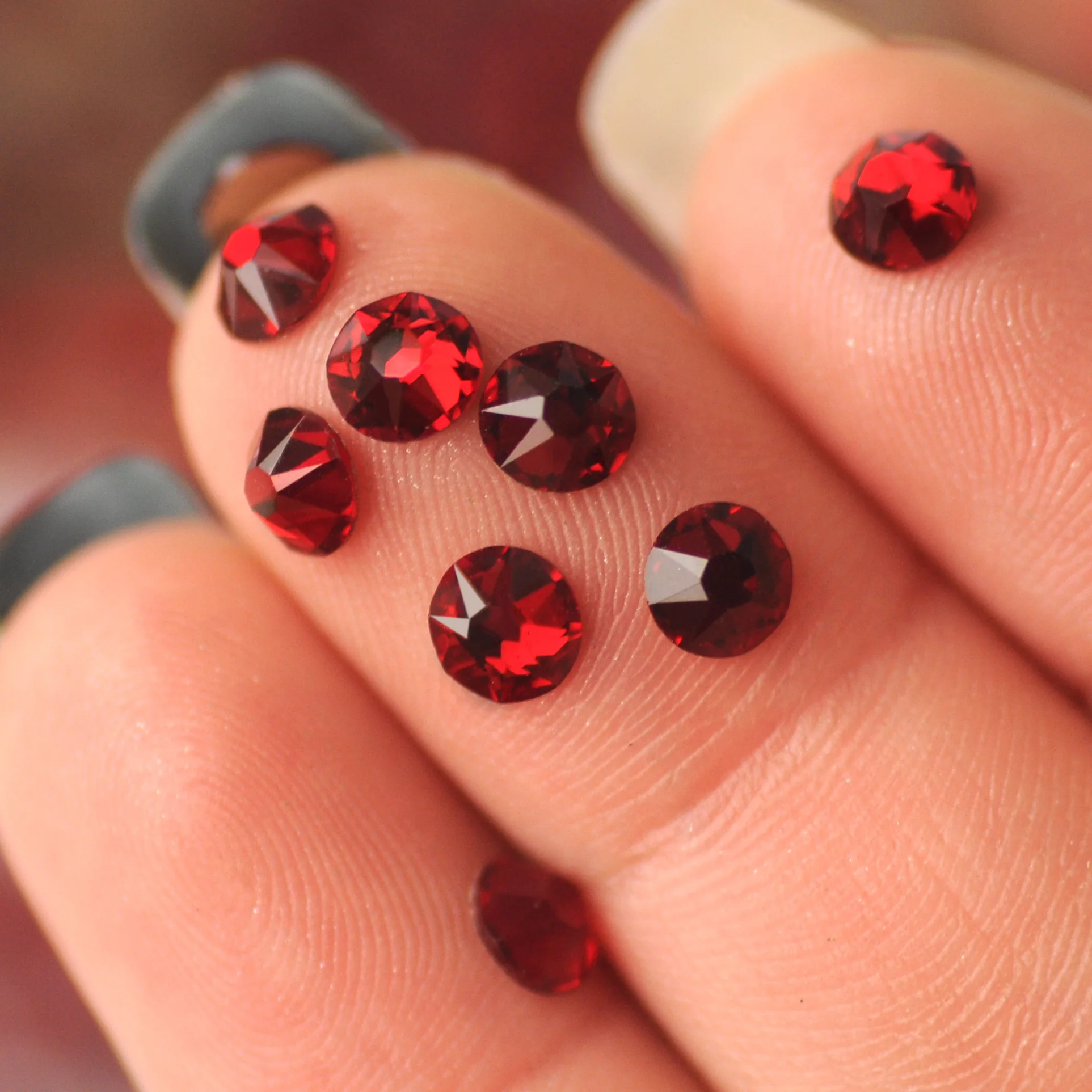 Dunkle Siam-Strasssteine, flache Rückseite, nicht heißklebend, 2088 Stück, 8 große, 8 kleine, für Nagelkunst und Kleidungsdekoration, DIY-Glas-Strass. – Detail 5