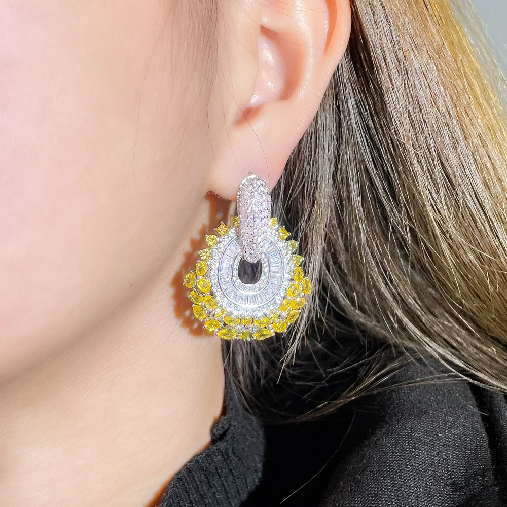 CWWZircons Top Funkelnde Gelbe CZ Große Hängende Huggie-Ohrringe für Damen Abendparty Brautschmuck Großhandel CZ105 – Detail 3