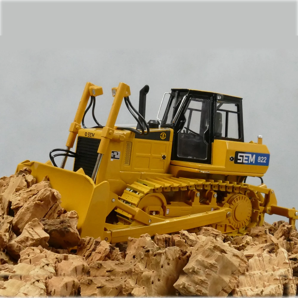 1:35 Scale Diecast Construction Machinery Replica SEM816 Bulldozer Model Cabs Open Bucket Movable Metal Track Yellow Zinc Alloy