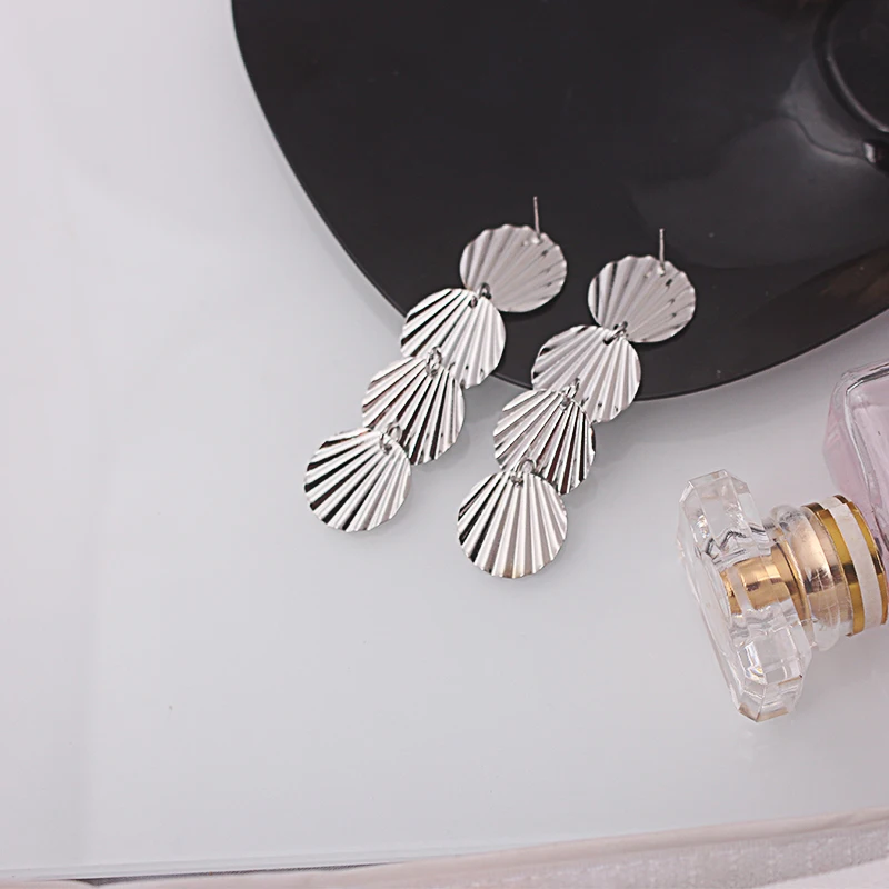 Orecchini coreani minimalisti in argento dorato con struttura a conchiglia creativa? Orecchino per donna-gioiello da festa esagerato