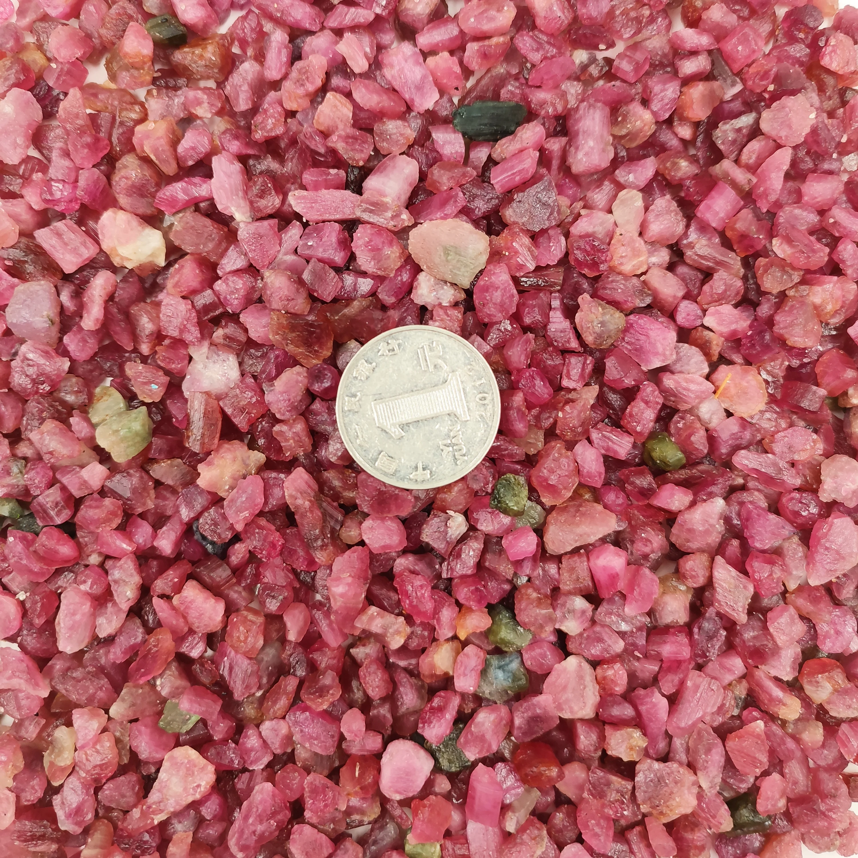 100g/Pack Natural Red Tourmaline Gravel Chip Raw Stone Crystal Mineral Specimen Healing Reiki Gemstone Aquarium Home Room Decor