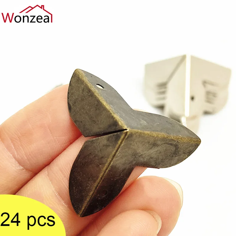 24 sztuk w stylu Vintage metalowe ozdobne uchwyt narożny dla przypadku Box Mini ochraniacz narożny rzemiosło sprzęt meblowy z gwoździami