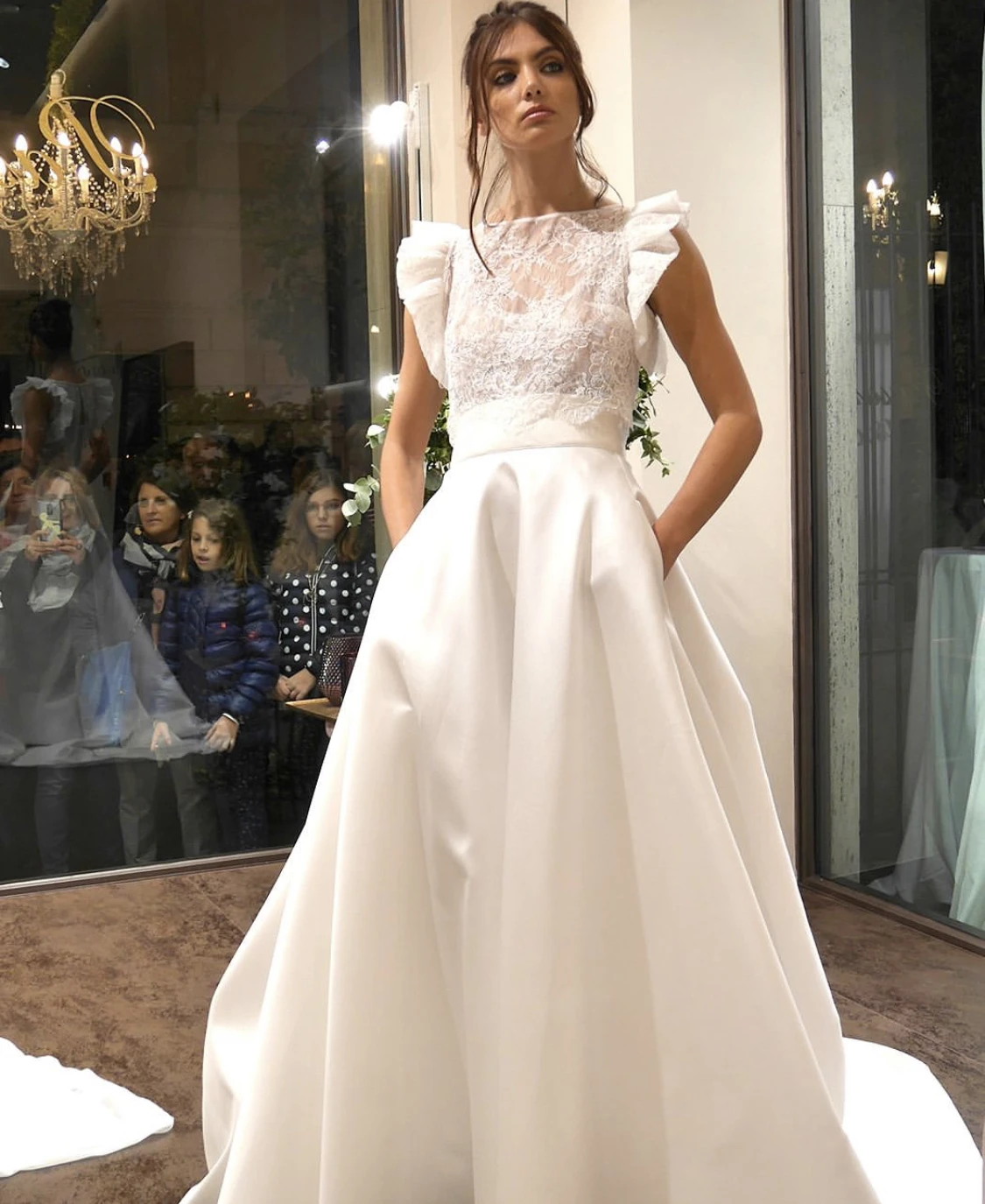 Vestido De Novia elegante De satén, traje De Novia con cuello redondo, manga casquillo, Apliques De encaje, botón De lentejuelas, tren De barrido