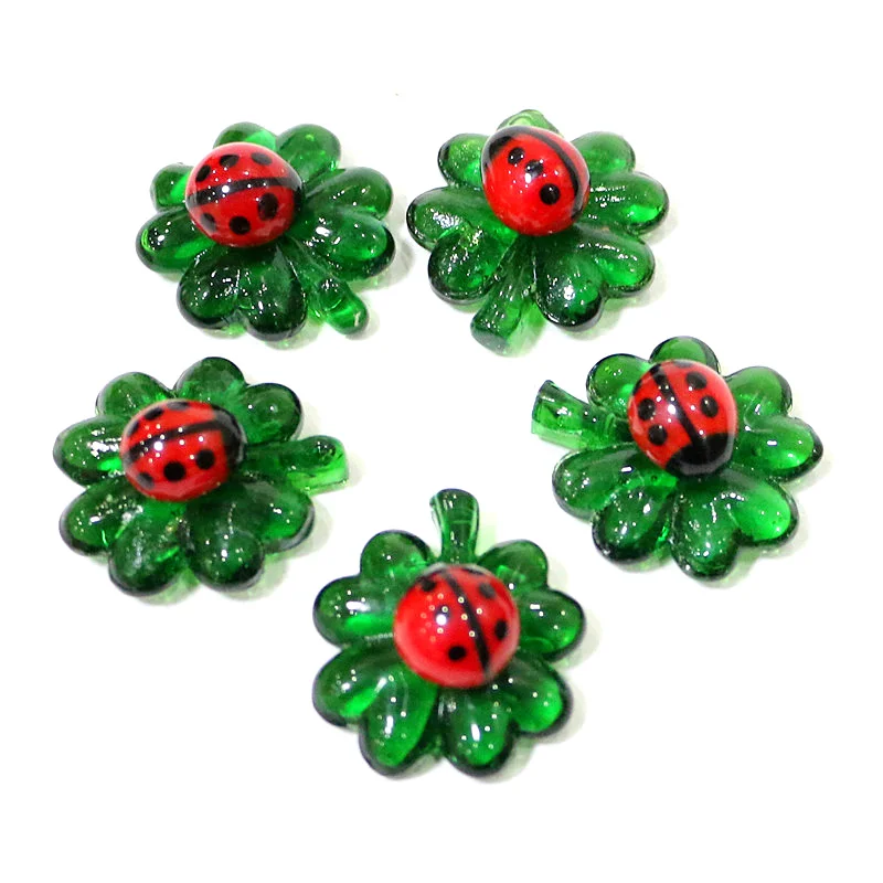 

Custom Wholesale Cute Mini Green Glass Four-Leaf Clover Ornaments With Tiny Ladybug Figurine Fairy Garden Xmas Decor Accessories