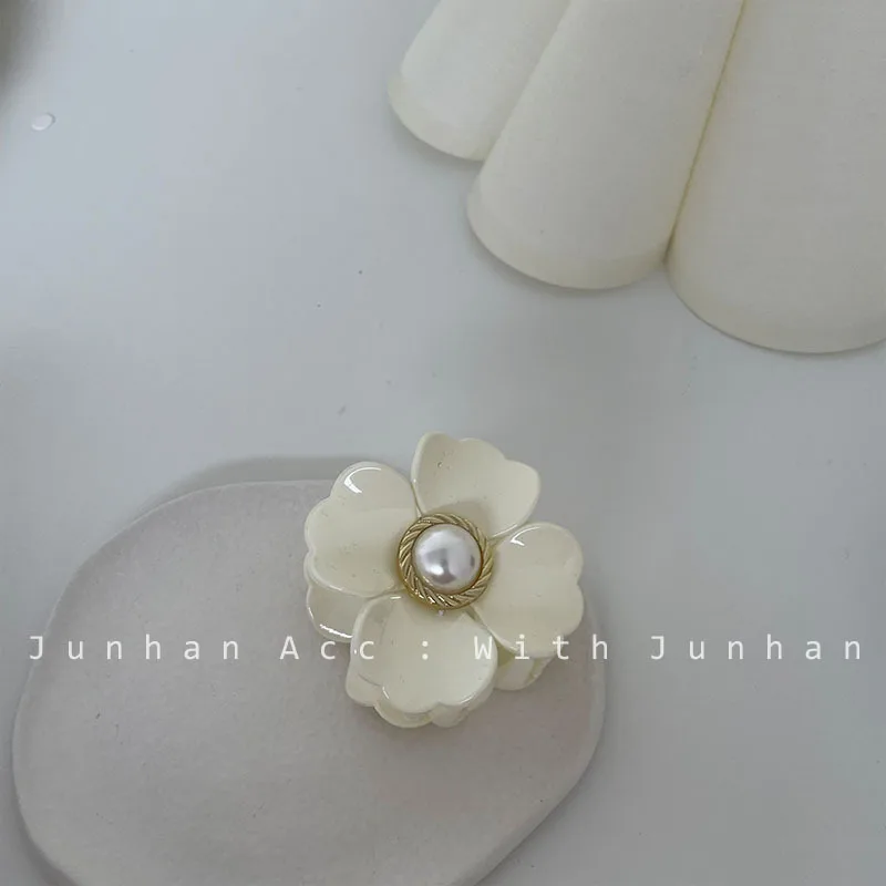 Koreaanse Ins Stijl Schattige Kleine Bloem Haar Klauw Klemmen Melk Thee Wit Zwart Pearl Hair Clips Voor Vrouwen Haarspeld Haar accessoires