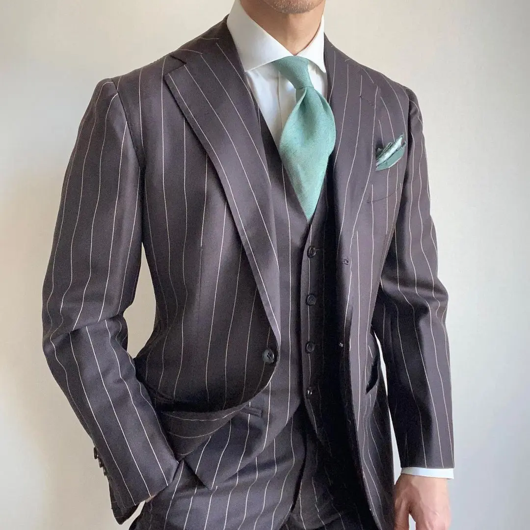 Classic Stripe Mens Tuxedos 3ชิ้น Peaked Lapel เจ้าบ่าวงานแต่งงานชุดสูทอย่างเป็นทางการ Party เอว