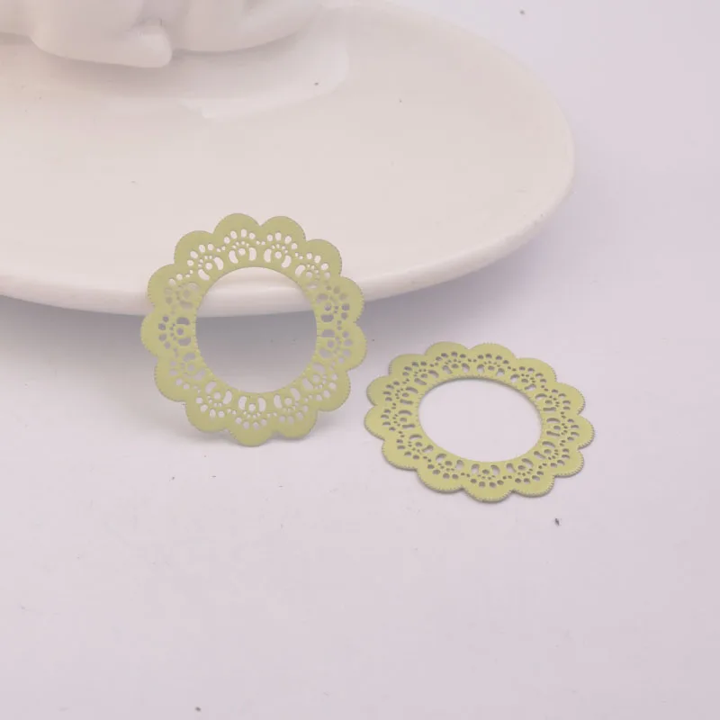 50 Stück AB1434 30mm Runde Blumenanhänger aus Messing, Filigran-Blumenanhänger, DIY-Schmuckzubehör für die Herstellung von Ohrringen – Detail 7