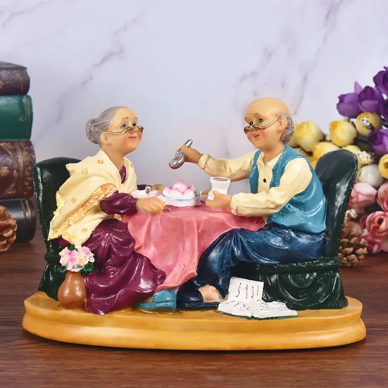 Creative Europe Grandparents Model Figurines Ornaments Home Decor Love Couple Grandparents Miniature Resin Crafts Wedding Gifts