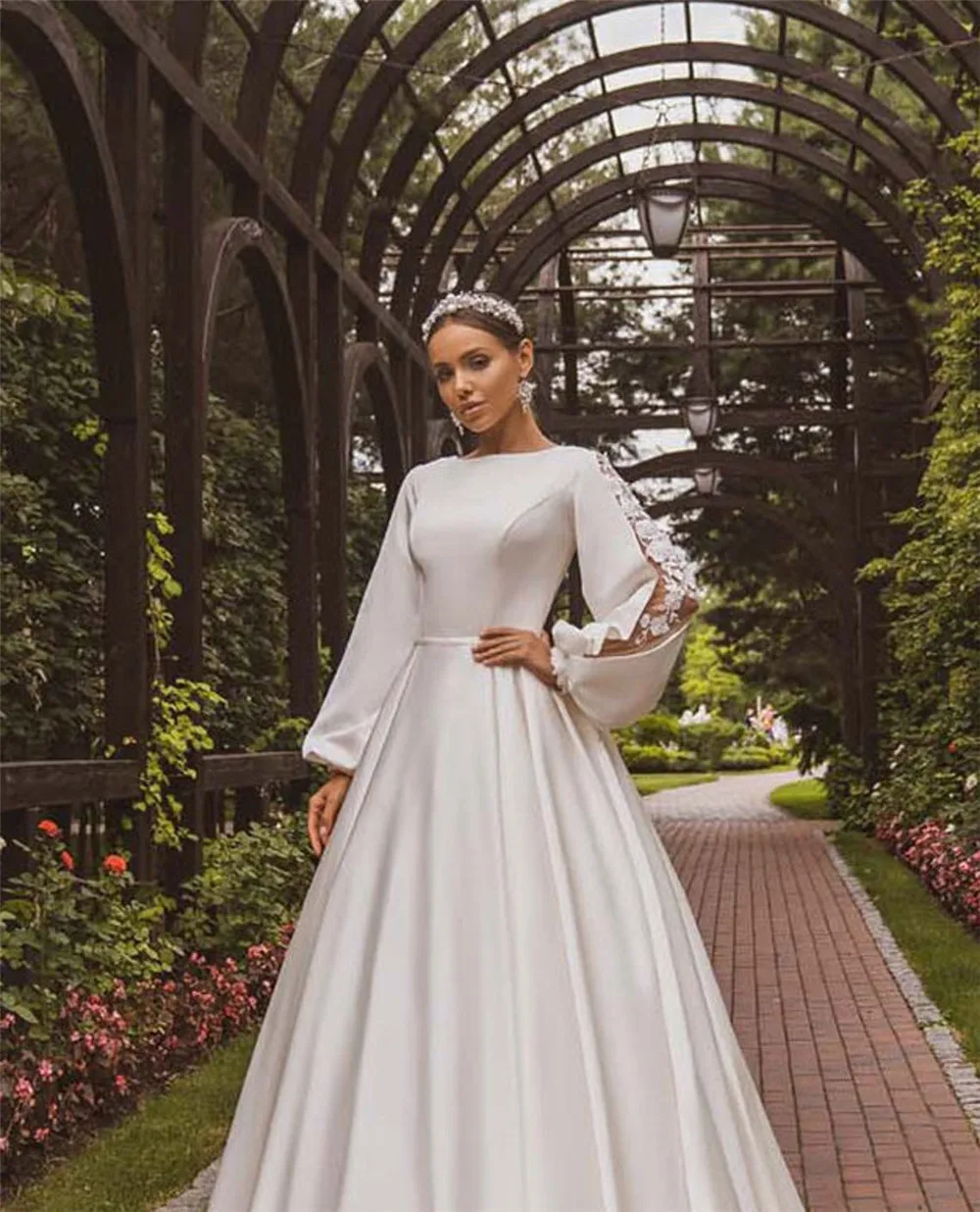 Abiti da sposa in pizzo di raso A-Line Boho maniche lunghe a sbuffo abito da sposa Appliques bottoni Plus Size abiti da cerimonia nuziale principessa