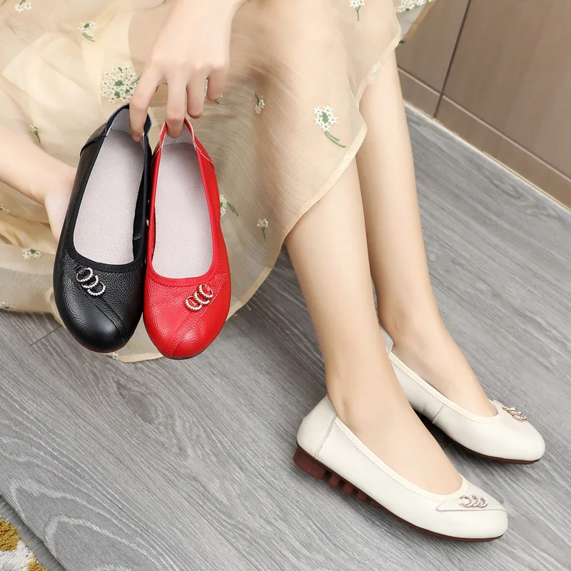 Manufacturer sells genuine leather Lady shoes flat bottomed casual women's  round head bean shoes 4 seasons shallow mouth shoes