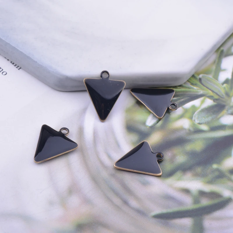 30 Stück 14*12mm Hochwertige Kupfer-Emaille-Dreiecksanhänger Beidseitig Beschichtet für DIY-Schmuckherstellung Armbandherstellung Ohne Verblassen – Detail 8