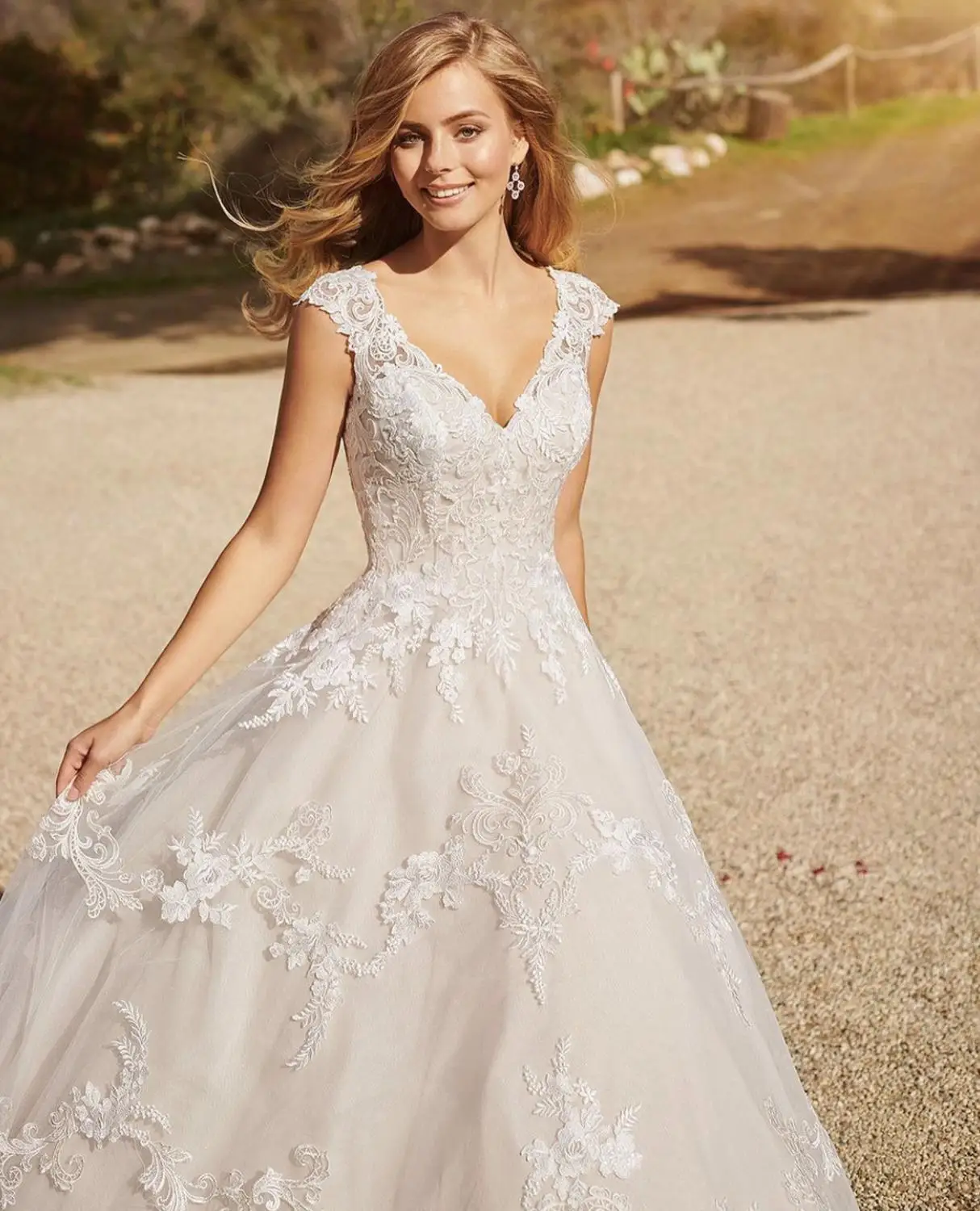 Abito da sposa a-line con scollo a v manica con cappuccio Appliques in pizzo perline con paillettes bottone lunghezza del pavimento Sweep Train splendido abito da sposa nuovo