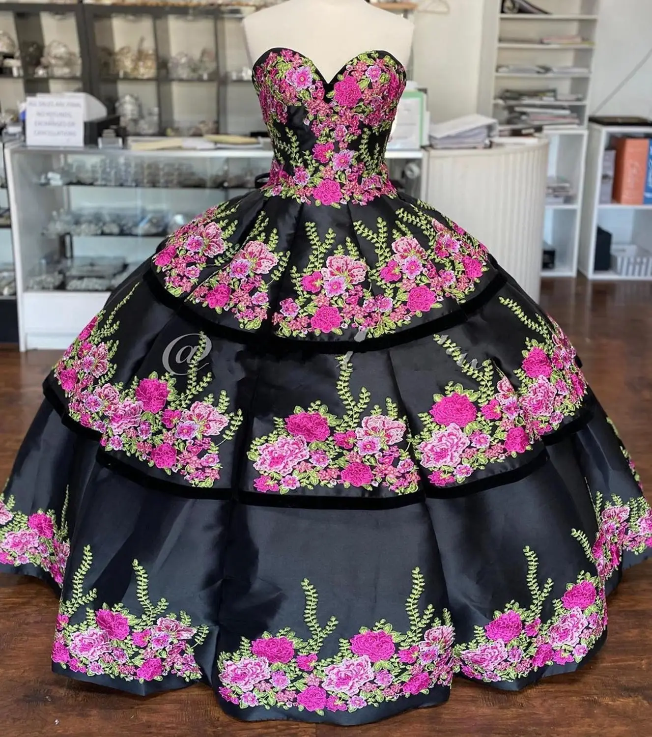 Floreale In Raso vestidos de 15 años 2020 Puffy di sfera Del Ricamo Quinceanera del Vestito Dell'innamorato del Collo Increspato Dolce 15 del Vestito Lungo da Promenade Abiti