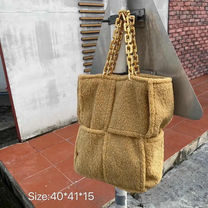 Bolso de mano de felpa suave de estilo coreano, bolsa de hombro grande de piel sintética cálida con cadena gruesa para invierno, 2020