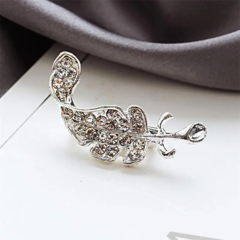 Korean Girl Brooch 2021 Fashion New Feather Corsage Christmas Leaf Crystal Brooch Women All-match Manufacturer Sales Futurama