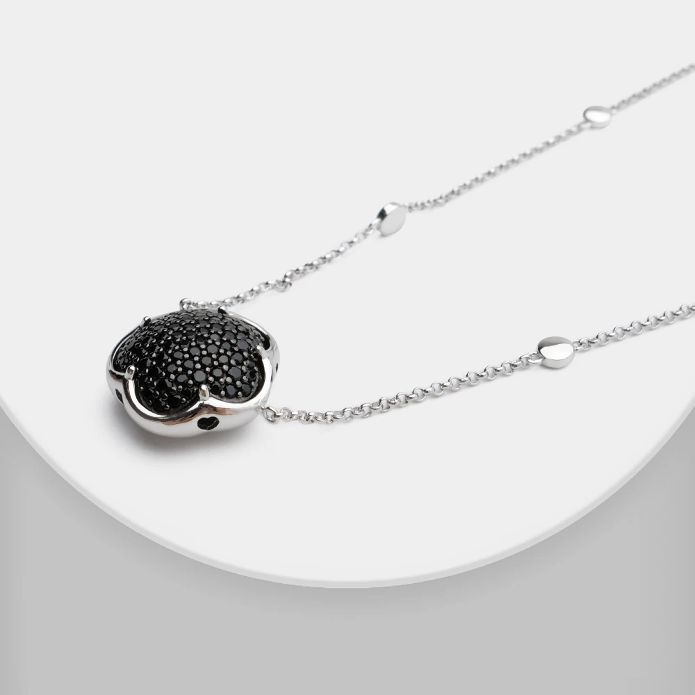 

Amorita boutique Luxury and exquisite black petal pendant necklace