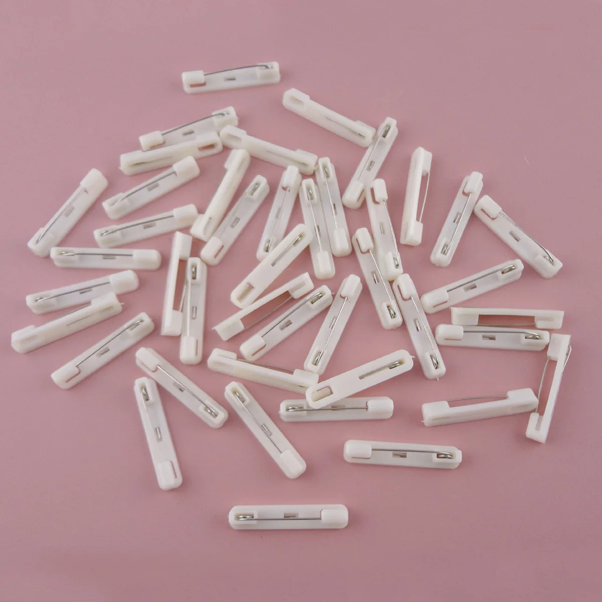 200PCS 3.0cm 2.0cm 3.6cm 4.2cm White Black Plastic Brooch Base Pin backs Plain Safety pins for DIY Badges Corsages
