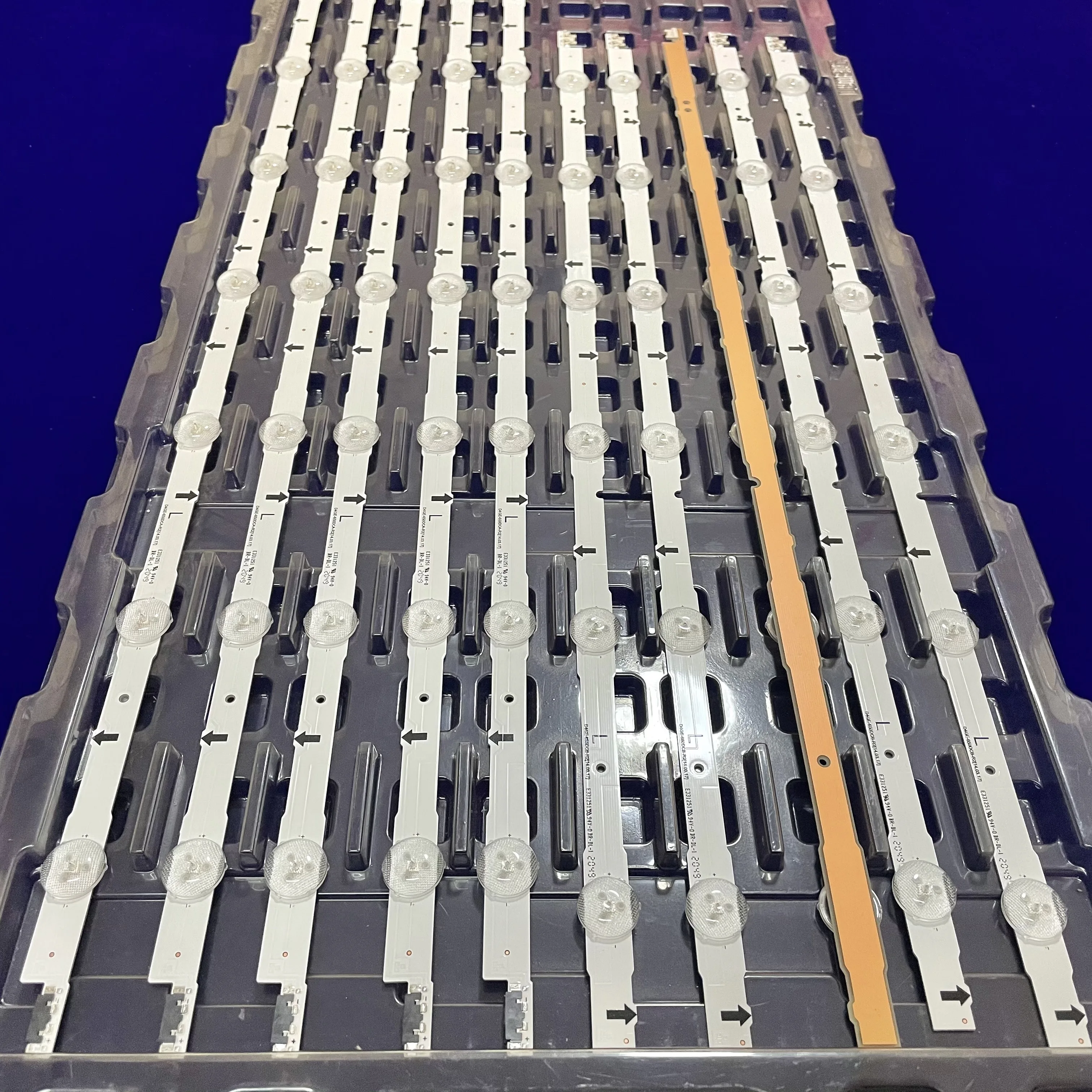 16 قطعة LED قطاع 2014SVS65F 3228 R06 L08 D4GE-650DCA-R2 D4GE-650DCB-R2 ل UN65J5500 UN65J6300 UN65H6300 UA65H6088 UA65H6400