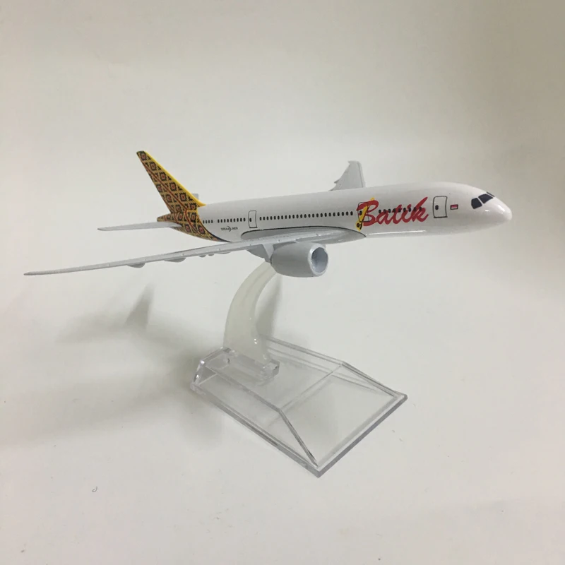 JASON TUTU 16cm Indonesia Batik Boeing 787 Aircraft Model Diecast Metal 1:400 Plane Model Airplane Model Airplanes Plane Toy Gif