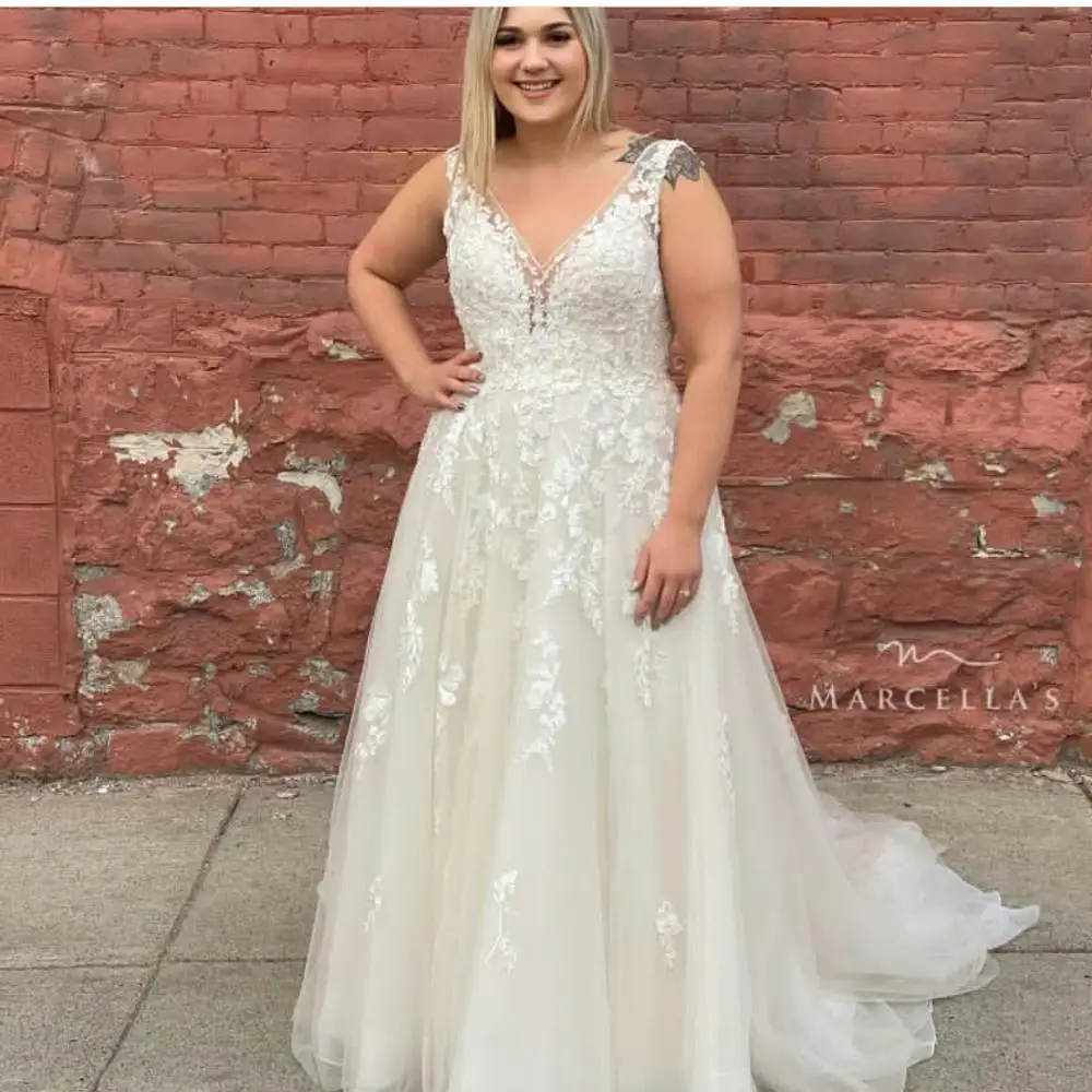 A-Line Wedding Dress Plus Size Low Back Sleeveless Lace Appliques Women bridal Gown Big Sweep Train Floor length Elegant V-Neck