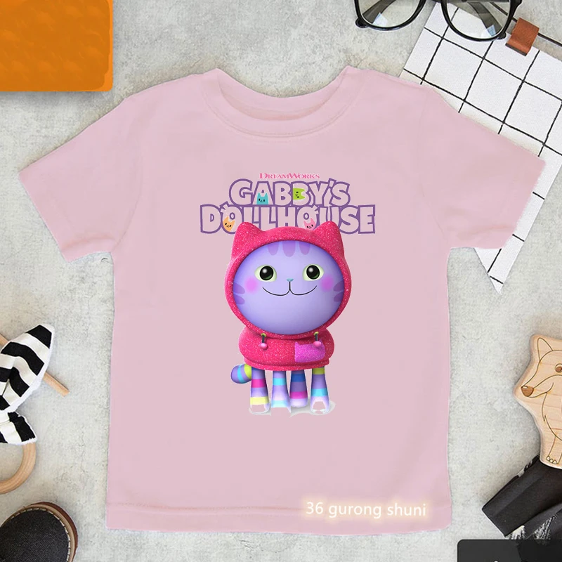 

Футболка женская с графическим принтом кошки и кукольного домика