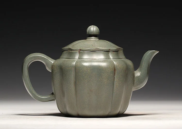 |are recommended during the period of the republic of China Wang Yinchun pea green high mud all hand muscle grain ewer