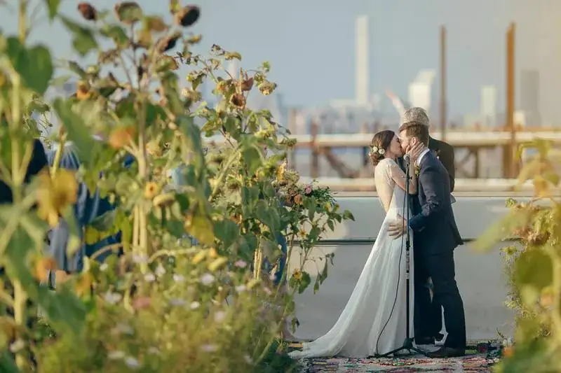 Prosta urocza suknia ślubna z dekoltem w szpic z dekoltem w szpic koronkowe suknie ślubne bez pleców vestido de festa de casamento