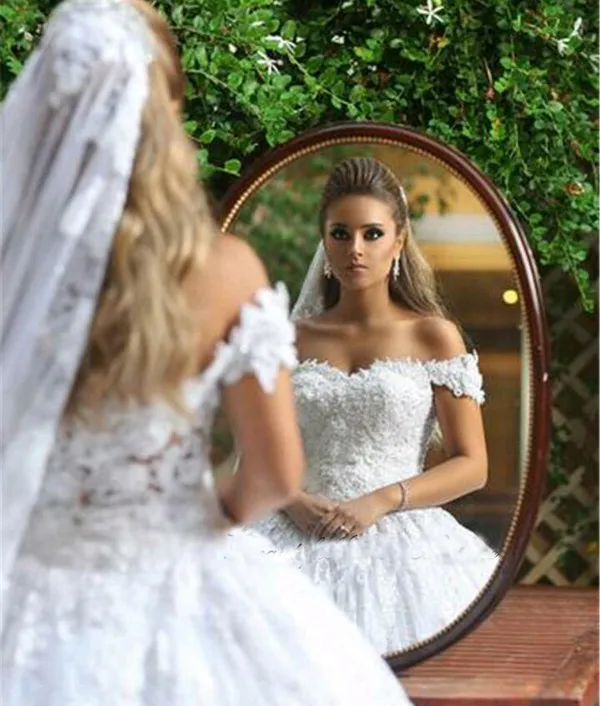 Vestidos de novia blancos, vestidos de baile de encaje, vestido de princesa sin hombros, vestido de tren de barrido, vestido de novia hecho a medida