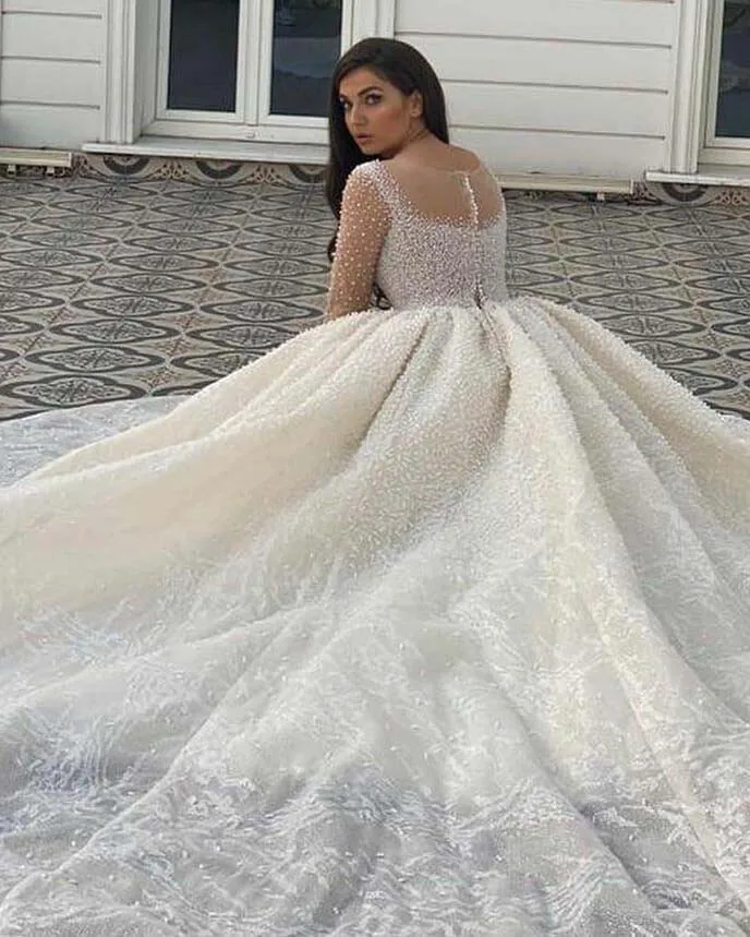 Vestido de casamento luxuoso com pérolas e gola redonda, plissado, com manga comprida, brilhantes, laços