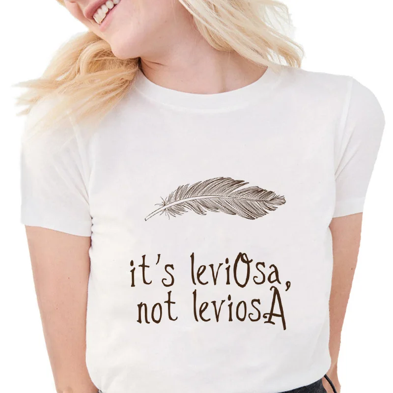 Moda t-shirty kobiety śmieszne Feather T shirt kobiety to LeviOsa nie LeviosA list wydruk graficzny tee topy Casual białe t-shirty