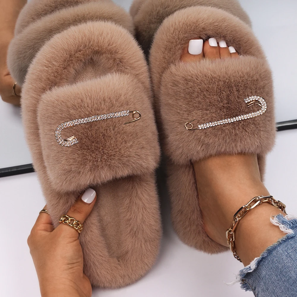 Fluffy Slides Ladies Chic Rhinestone Pin Decor Plush Slippers Platform Fur Sandals Designer Fashion Slippers Winter Casual Shoes