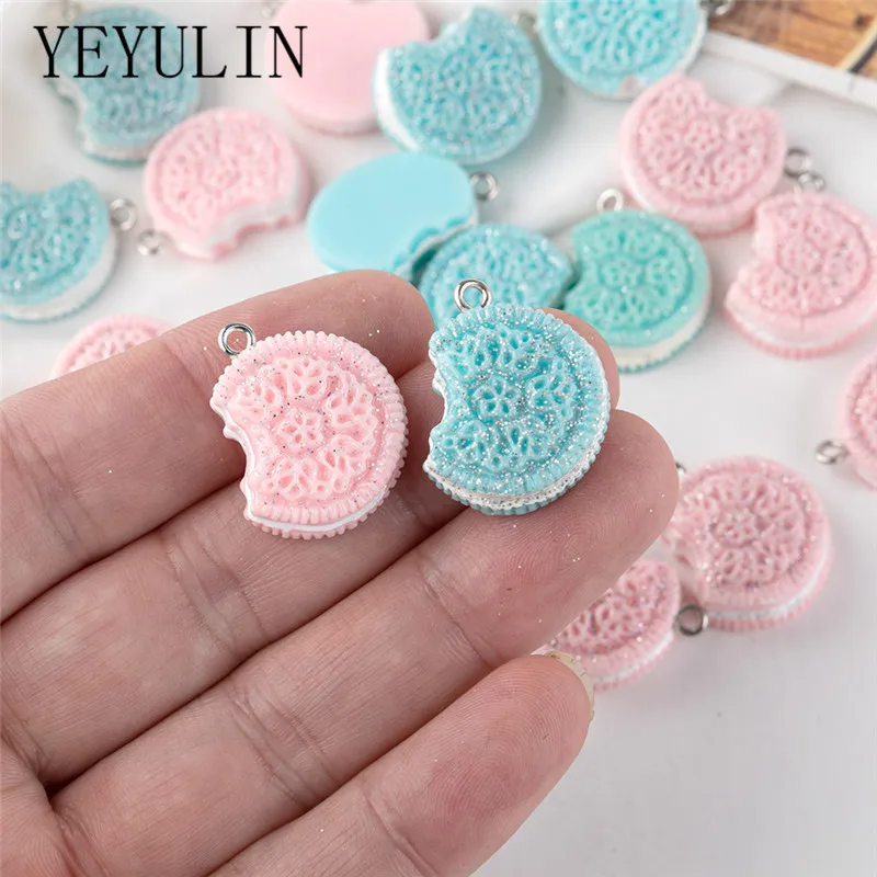 Dijes colgantes de comida simulada de resina para mujeres y niñas, accesorios de joyería de collar DIY, galletas de medio Oreo dulce, 10 unids/lote por paquete