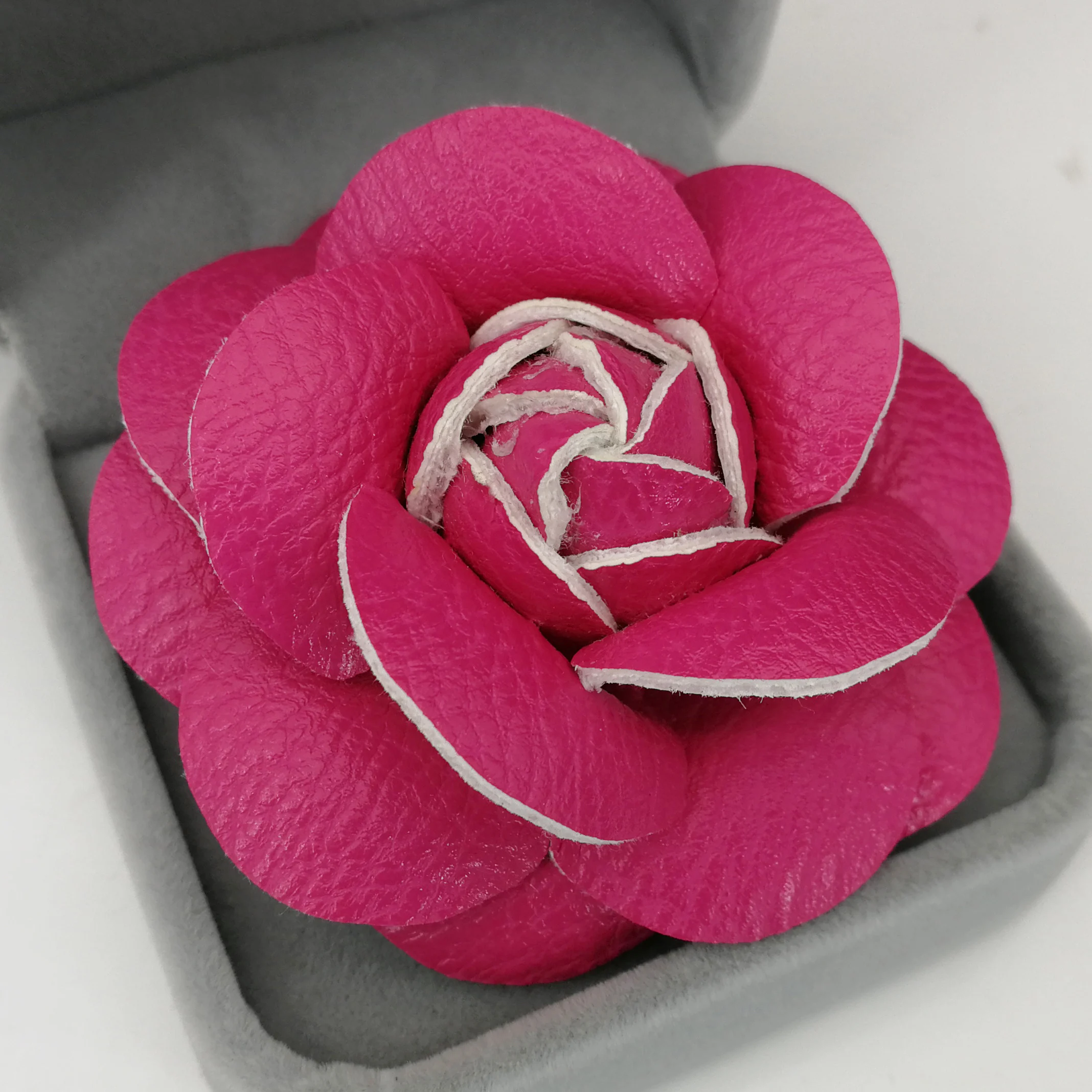 2020 Hot Lederen Camellia Broches Voor Vrouwen Elegante Grote Bloem Pins Sjaal Gesp Mode-sieraden Jas Accessoires Broche