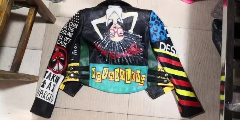 Chaqueta de cuero sintético con remaches Punk para mujer, abrigo corto con estampado de dibujos animados, estilo callejero, novedad