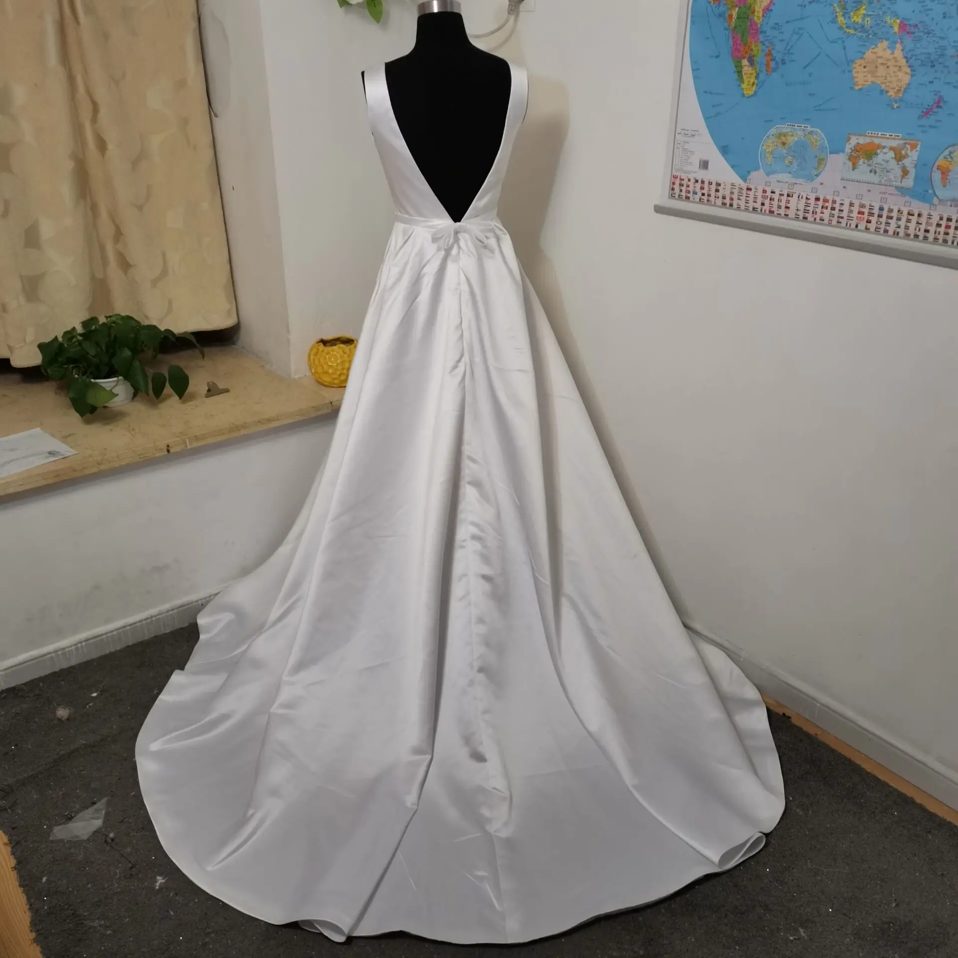 Elegante vestido de novia de corte en A, sin mangas, blanco marfil, satén, Espalda descubierta, hecho a medida vestido de novia, tren de barrido