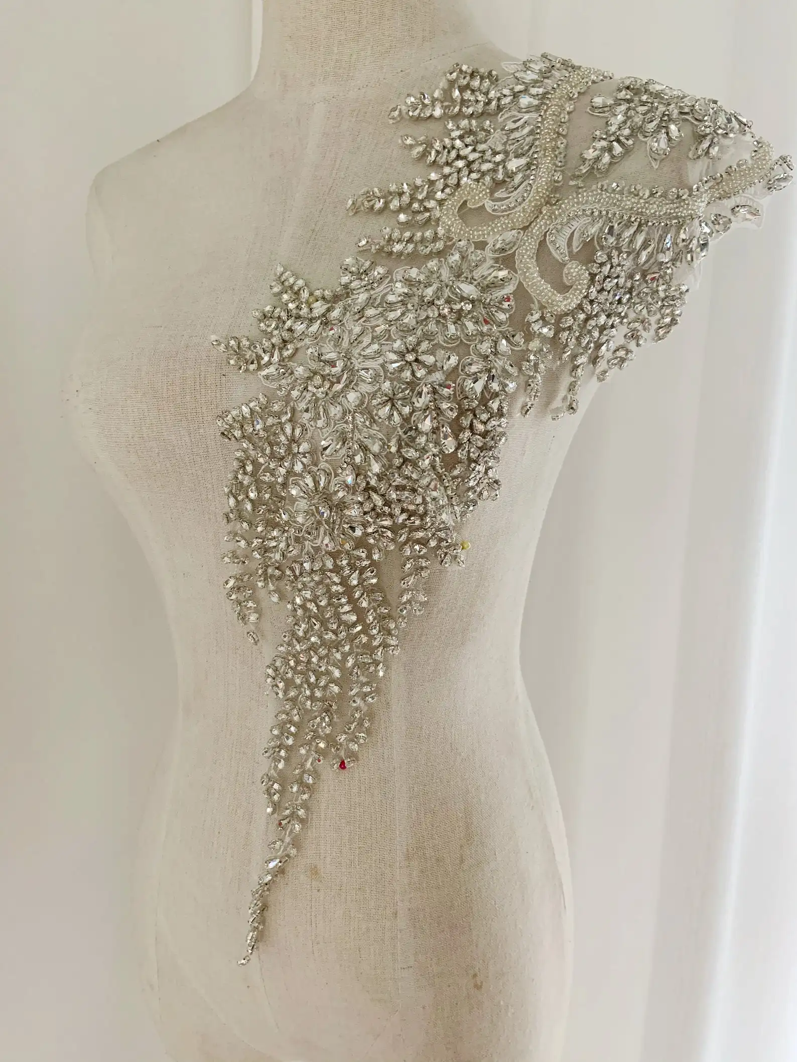 Applique in cristallo di grandi dimensioni con corpetto in strass Applique in cristallo per abito da sposa Patch di strass perline a mano alta moda