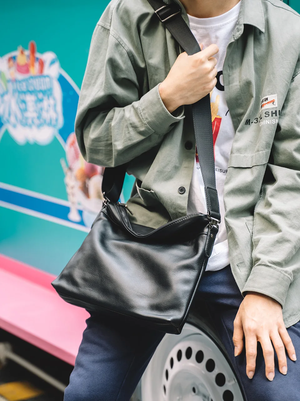 Modische Herren-Umhängetasche aus echtem Leder, lässige Crossbody-Tasche, klassische Tasche mit faltbarem Deckel und Reißverschluss, Messenger-Tasche für 10,5-Zoll-iPad, NUPUGOO. – Detail 5