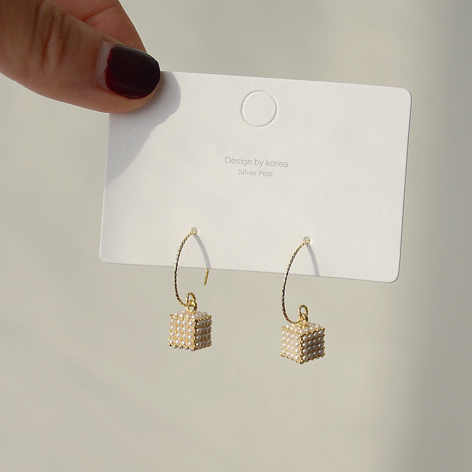

Ins Hot Sale New Korean Version Of Spiral Ear Hooks Three Dimensional Square Pearl High End Temperament Ladies Jewelry Earring
