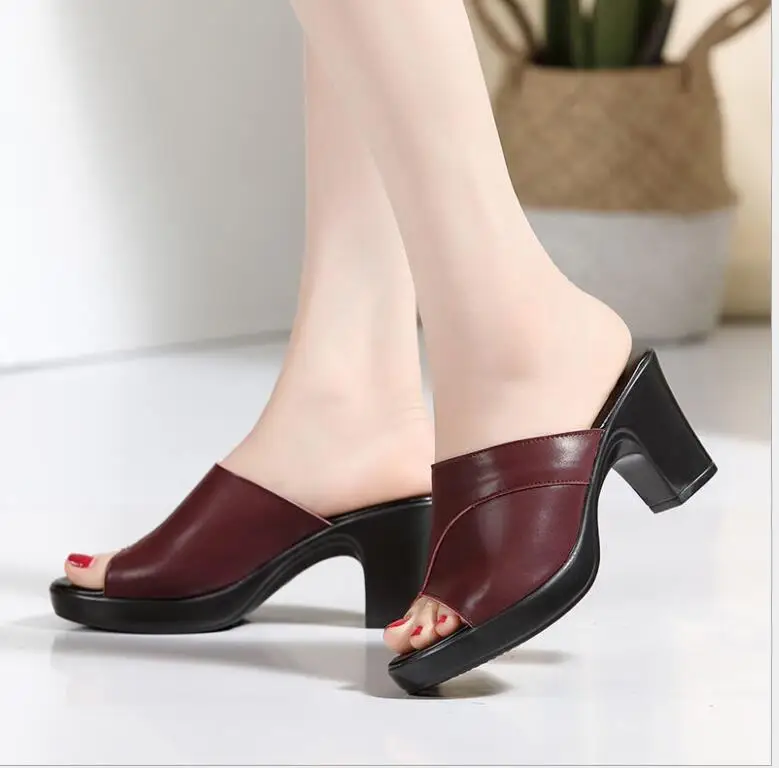 Klassische Damen-Sommerkleidung, Damen-Bankett-Sandalen, neue Mode, wildes Rot mit rutschfesten Damen-Sandalen und Hausschuhen mit dickem Absatz