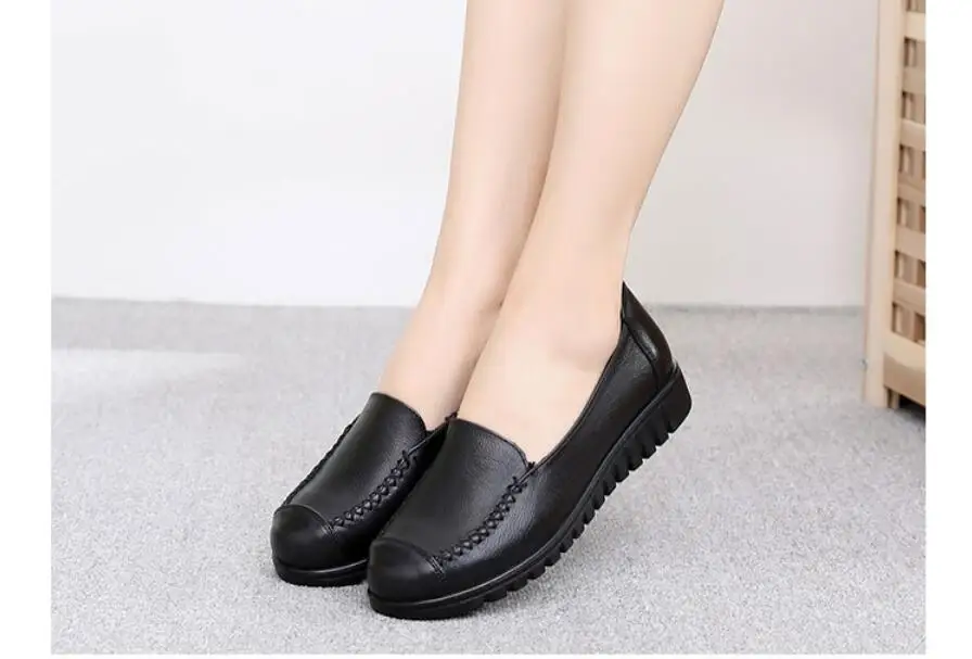 Sexy Classic new Women Geniune Leather Shoes winter Mother Loafers Soft Leisure Flats Female Casual Shallow mouth non-slip shoes