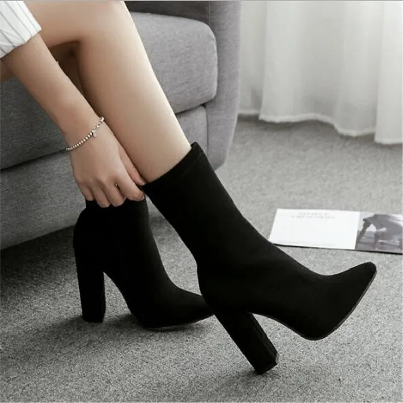 

2022 Autumn and winter new women's comfortable shallow mouth pointed boots women's zipper simple sweet wild boots Large size